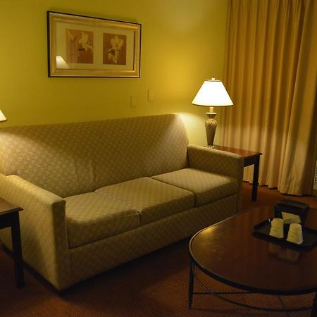 Ramada By Wyndham Wichita Airport Ξενοδοχείο Εξωτερικό φωτογραφία
