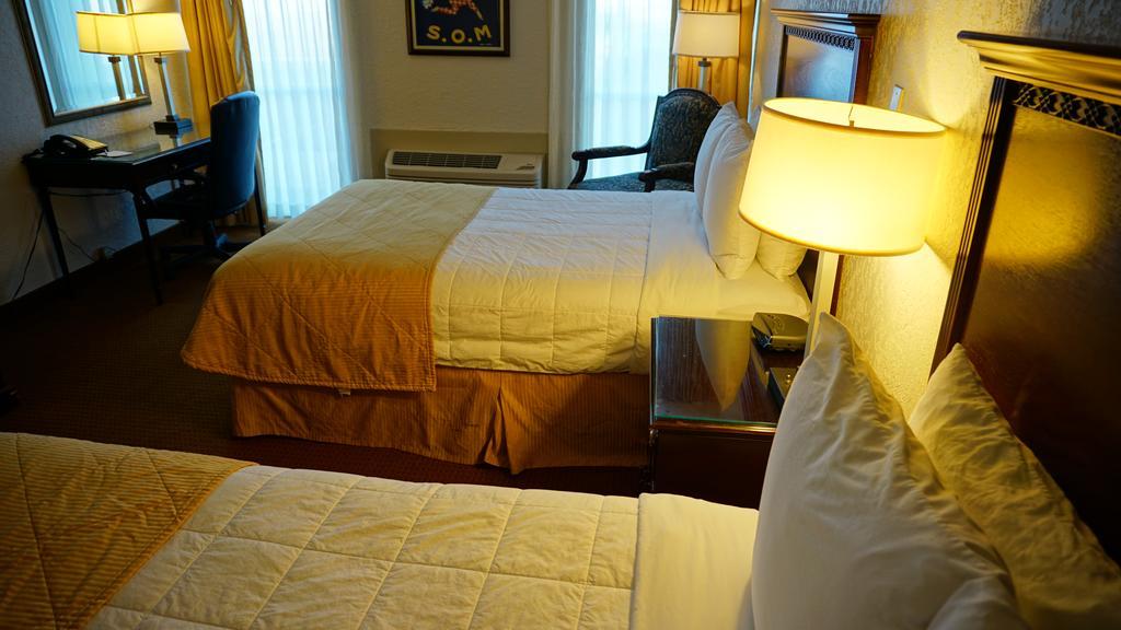 Ramada By Wyndham Wichita Airport Ξενοδοχείο Εξωτερικό φωτογραφία