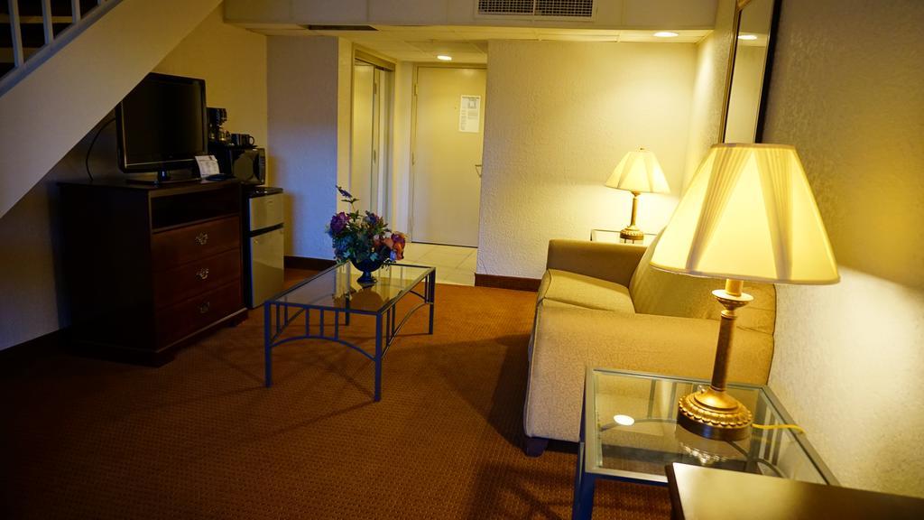 Ramada By Wyndham Wichita Airport Ξενοδοχείο Εξωτερικό φωτογραφία