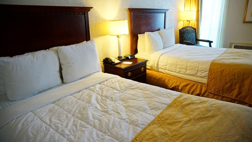 Ramada By Wyndham Wichita Airport Ξενοδοχείο Εξωτερικό φωτογραφία
