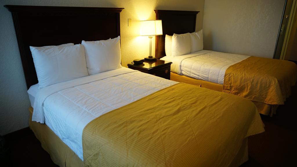 Ramada By Wyndham Wichita Airport Ξενοδοχείο Εξωτερικό φωτογραφία