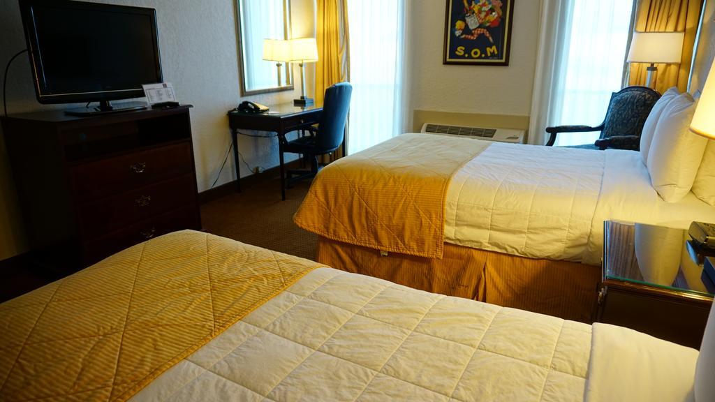 Ramada By Wyndham Wichita Airport Ξενοδοχείο Εξωτερικό φωτογραφία