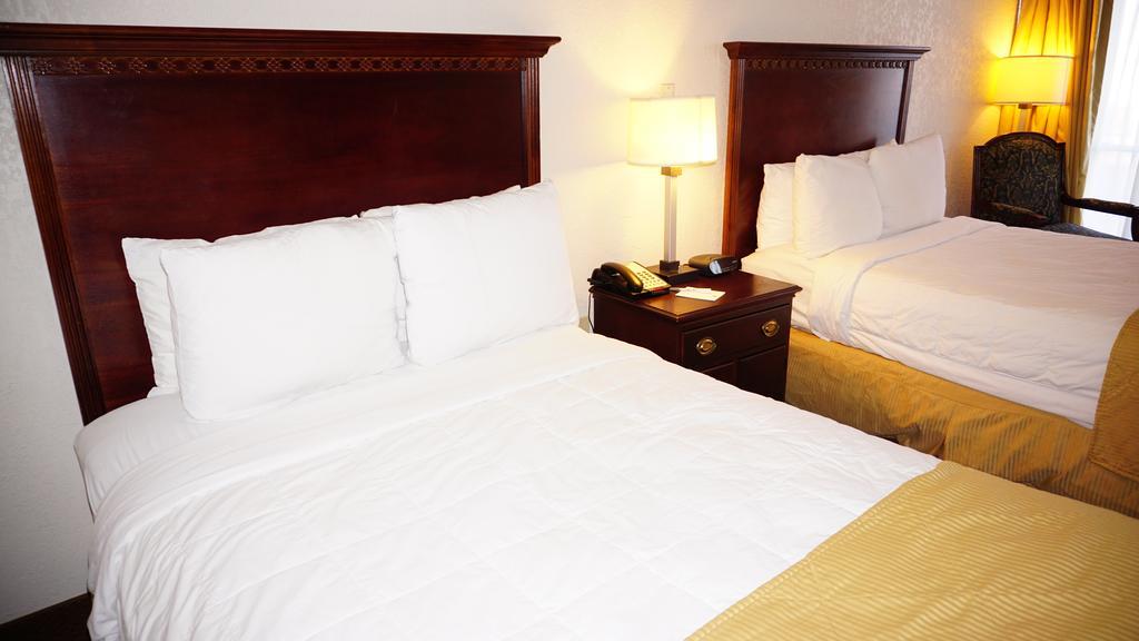 Ramada By Wyndham Wichita Airport Ξενοδοχείο Εξωτερικό φωτογραφία