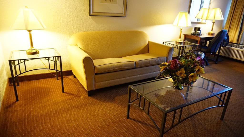 Ramada By Wyndham Wichita Airport Ξενοδοχείο Εξωτερικό φωτογραφία