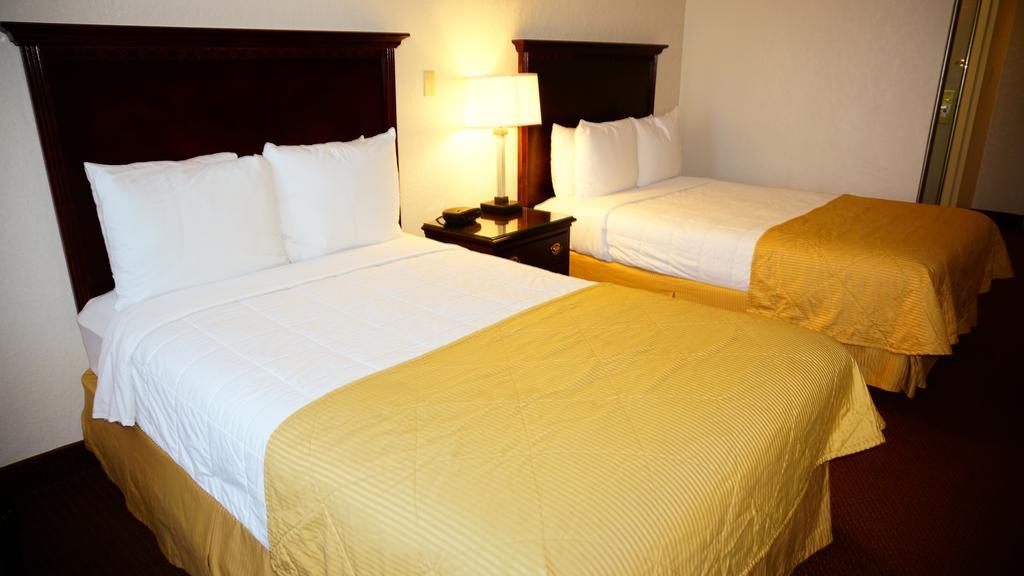 Ramada By Wyndham Wichita Airport Ξενοδοχείο Δωμάτιο φωτογραφία