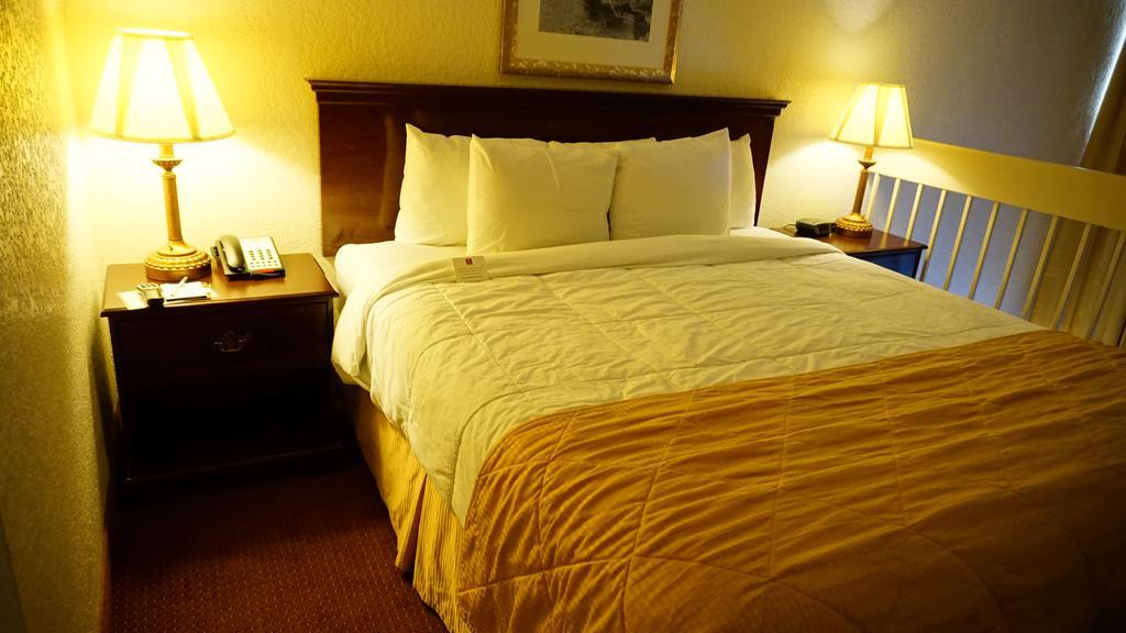 Ramada By Wyndham Wichita Airport Ξενοδοχείο Εξωτερικό φωτογραφία