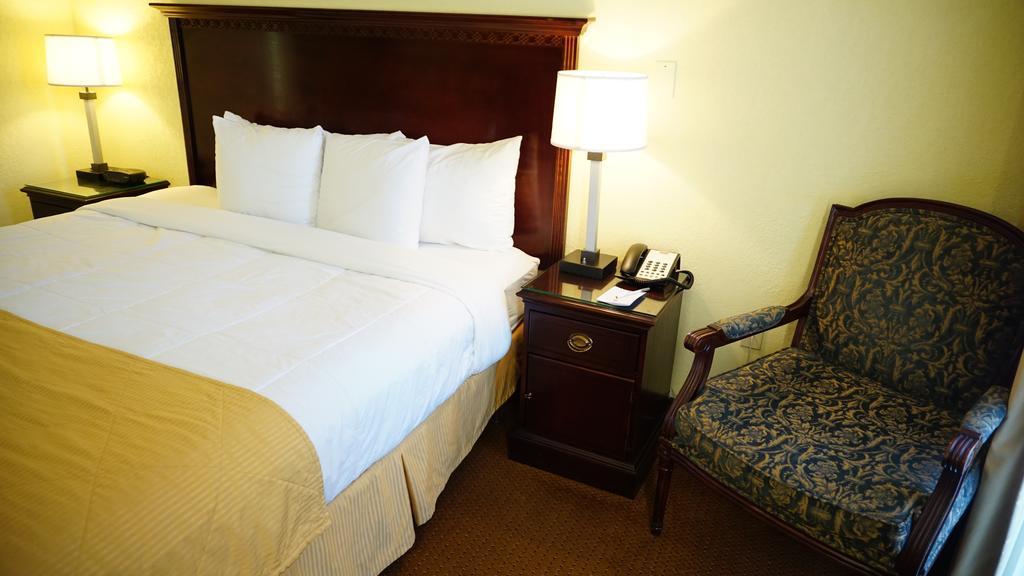 Ramada By Wyndham Wichita Airport Ξενοδοχείο Δωμάτιο φωτογραφία