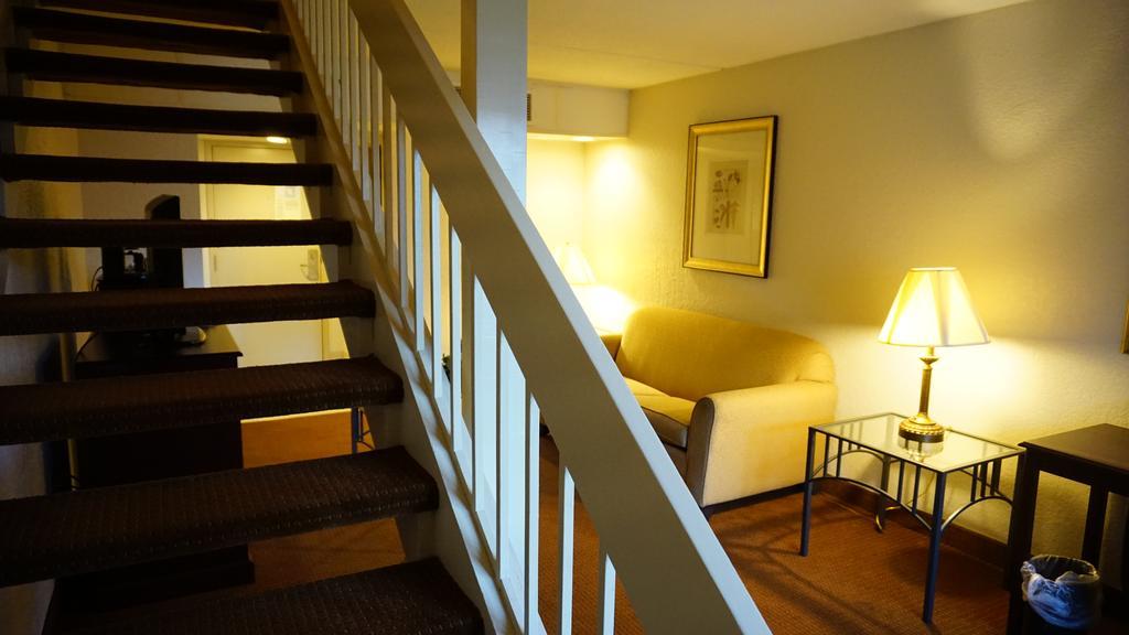 Ramada By Wyndham Wichita Airport Ξενοδοχείο Εξωτερικό φωτογραφία