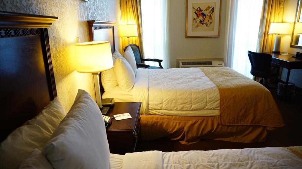 Ramada By Wyndham Wichita Airport Ξενοδοχείο Εξωτερικό φωτογραφία