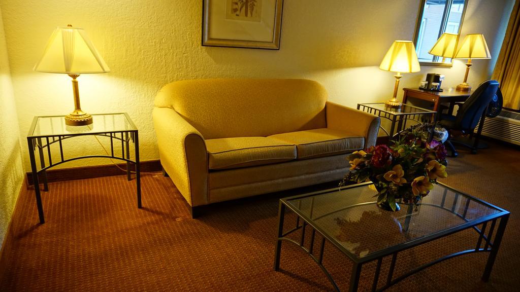 Ramada By Wyndham Wichita Airport Ξενοδοχείο Εξωτερικό φωτογραφία
