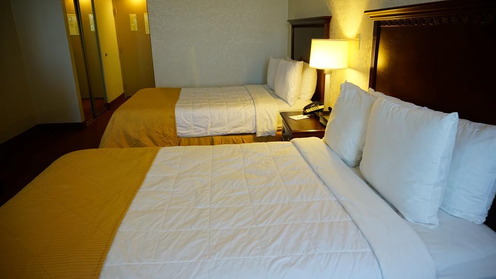 Ramada By Wyndham Wichita Airport Ξενοδοχείο Εξωτερικό φωτογραφία