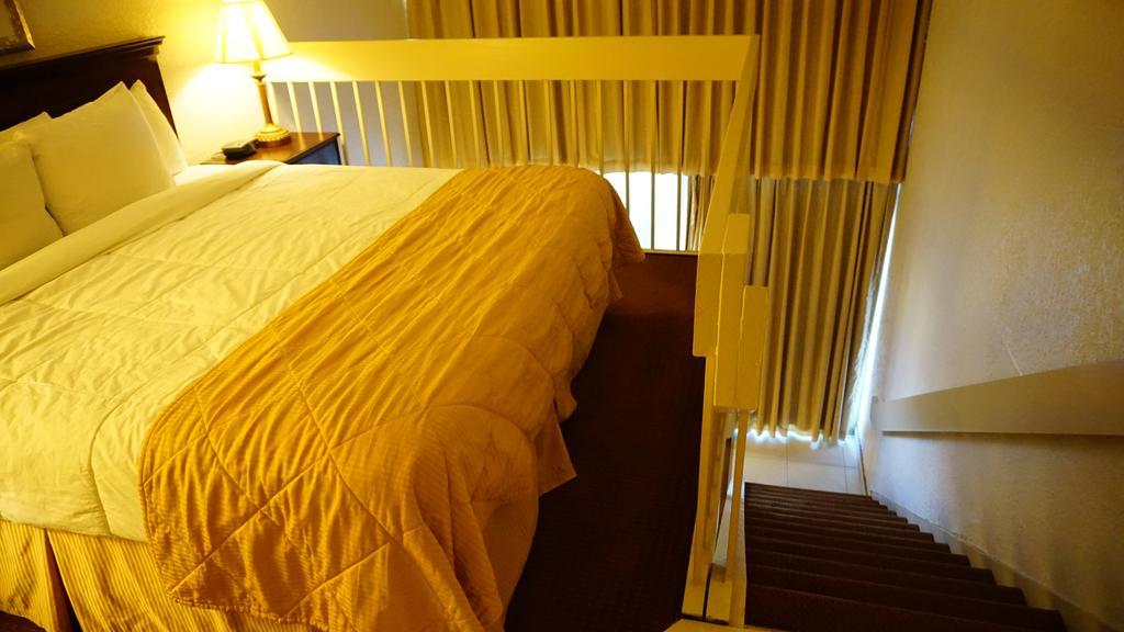 Ramada By Wyndham Wichita Airport Ξενοδοχείο Εξωτερικό φωτογραφία
