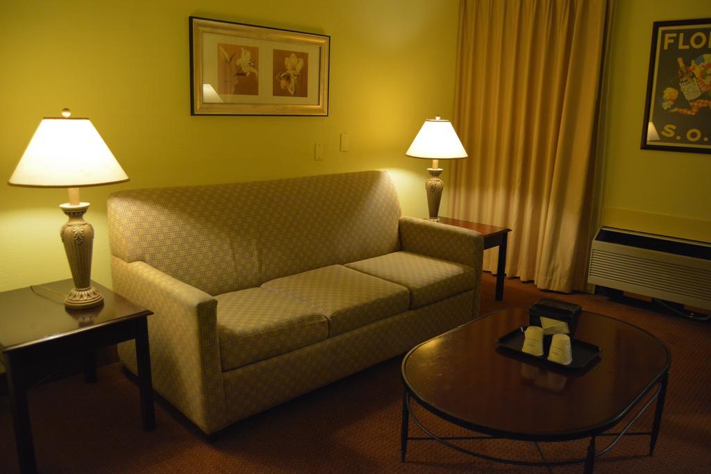 Ramada By Wyndham Wichita Airport Ξενοδοχείο Εξωτερικό φωτογραφία