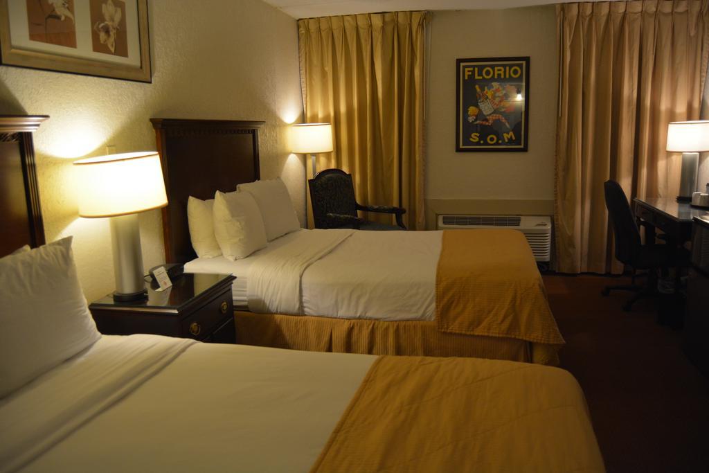 Ramada By Wyndham Wichita Airport Ξενοδοχείο Εξωτερικό φωτογραφία