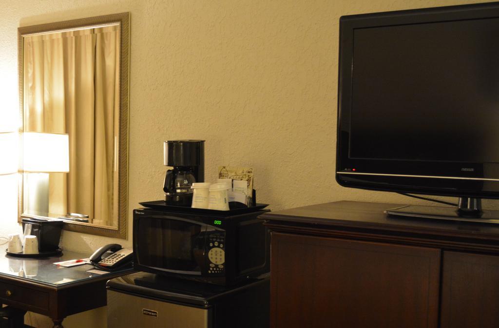 Ramada By Wyndham Wichita Airport Ξενοδοχείο Εξωτερικό φωτογραφία