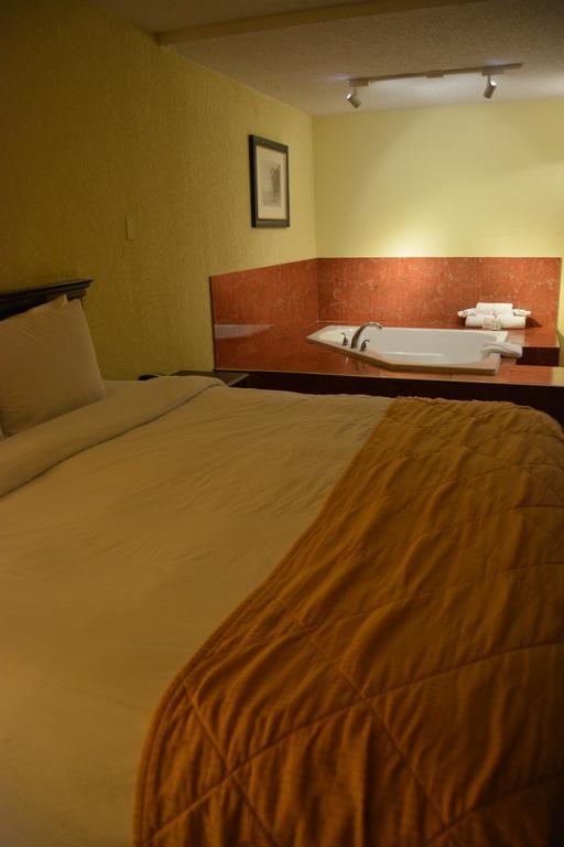 Ramada By Wyndham Wichita Airport Ξενοδοχείο Εξωτερικό φωτογραφία
