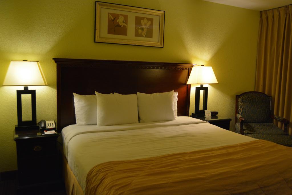 Ramada By Wyndham Wichita Airport Ξενοδοχείο Εξωτερικό φωτογραφία