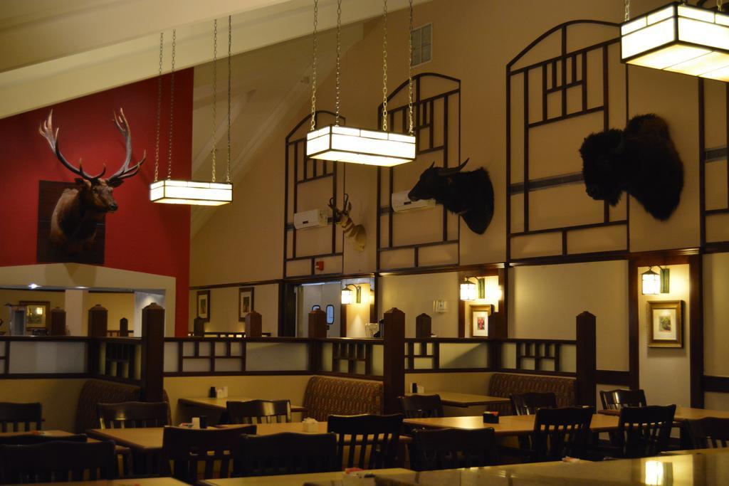 Ramada By Wyndham Wichita Airport Ξενοδοχείο Εξωτερικό φωτογραφία