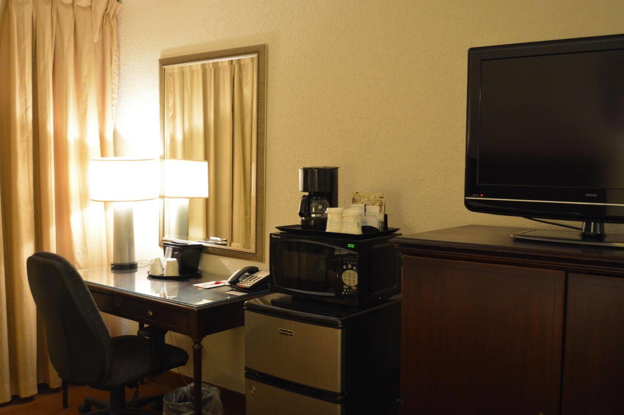 Ramada By Wyndham Wichita Airport Ξενοδοχείο Εξωτερικό φωτογραφία