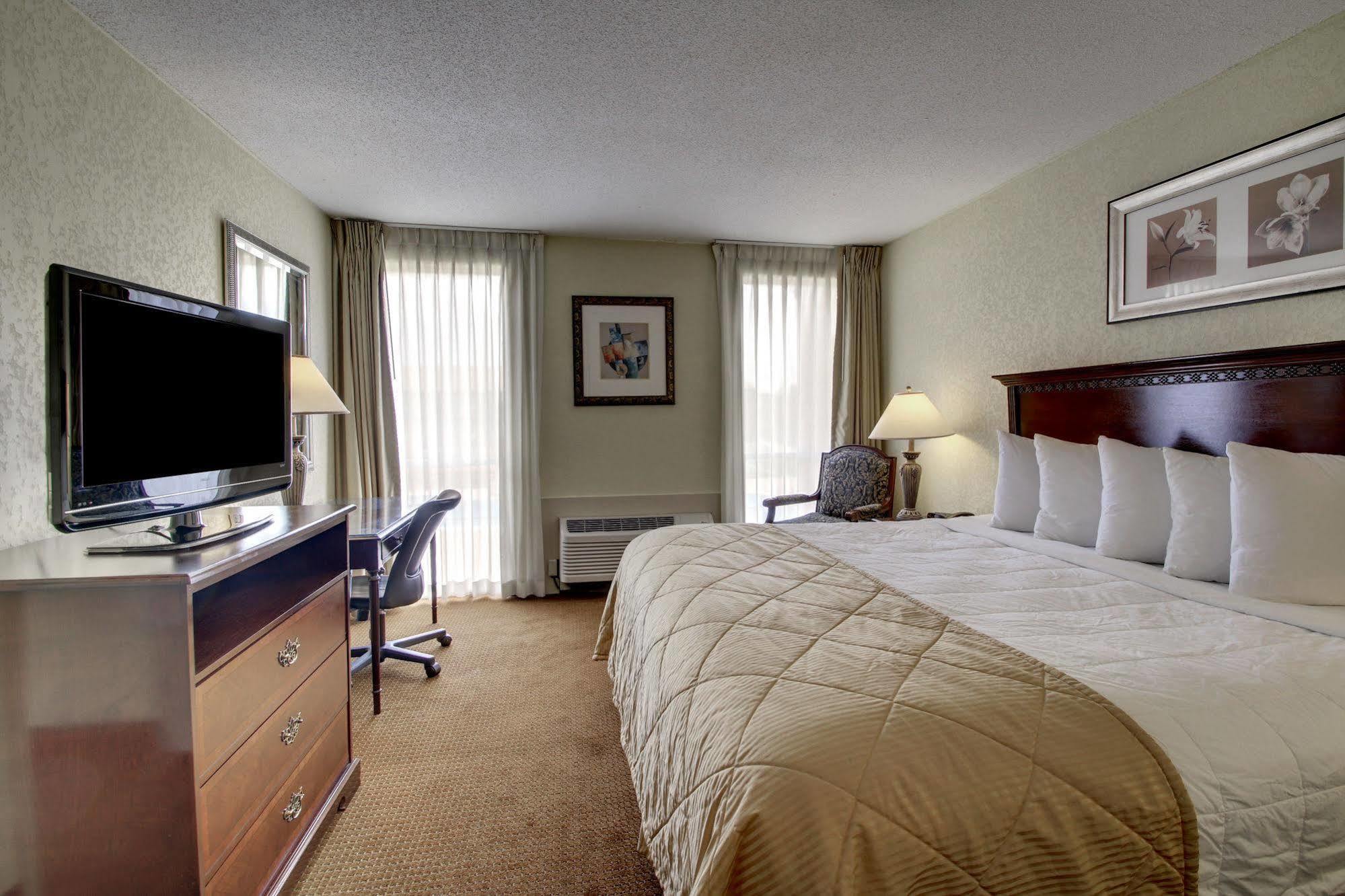 Ramada By Wyndham Wichita Airport Ξενοδοχείο Εξωτερικό φωτογραφία