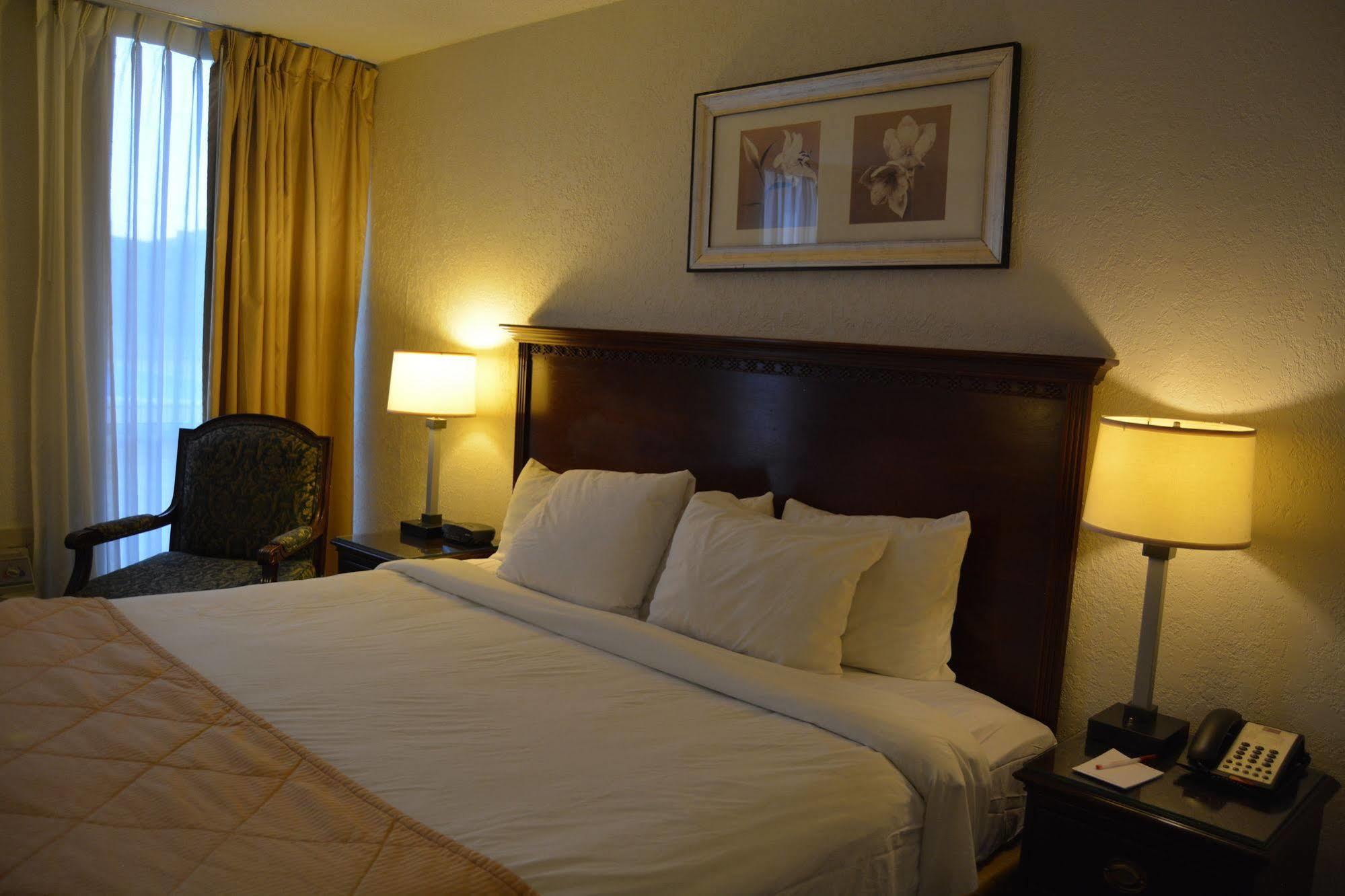 Ramada By Wyndham Wichita Airport Ξενοδοχείο Εξωτερικό φωτογραφία