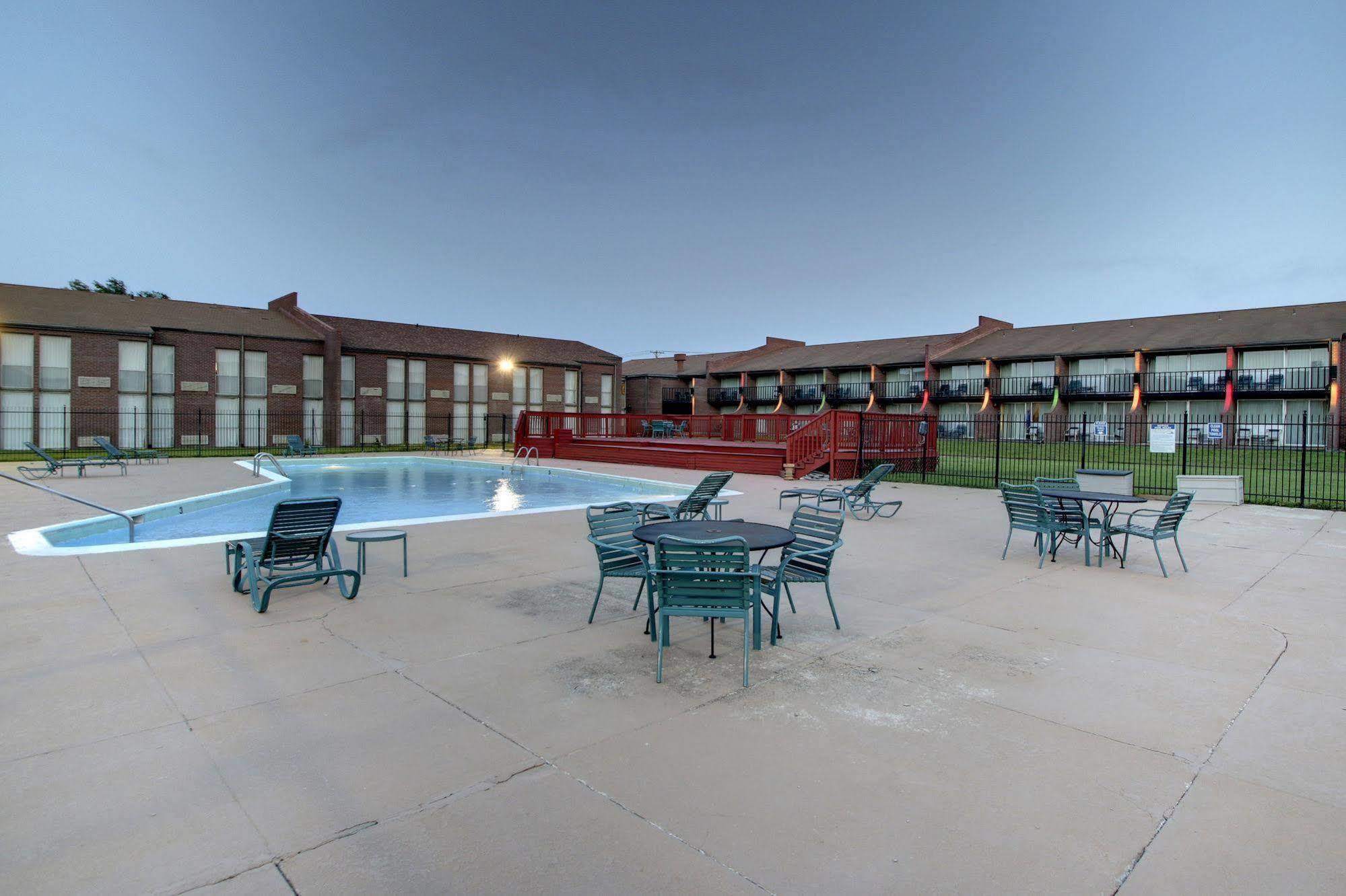 Ramada By Wyndham Wichita Airport Ξενοδοχείο Εξωτερικό φωτογραφία