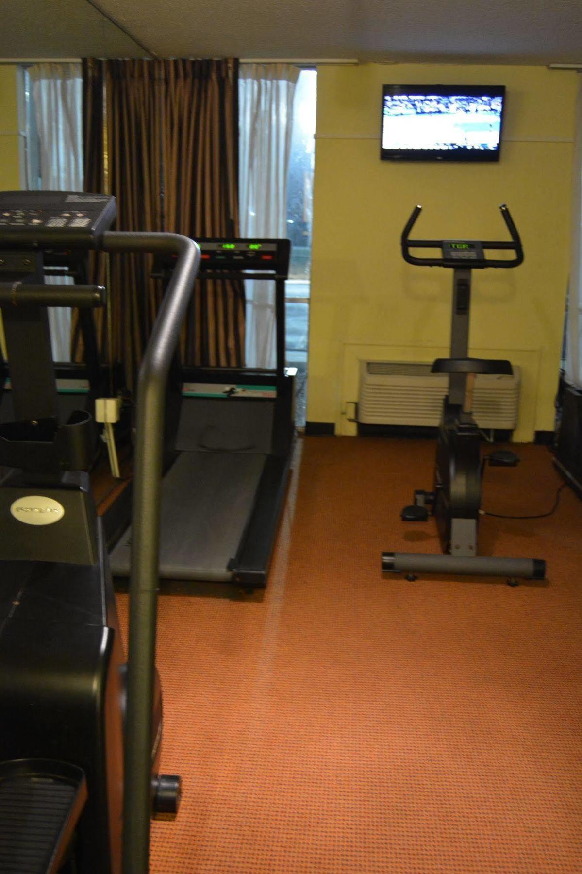 Ramada By Wyndham Wichita Airport Ξενοδοχείο Εξωτερικό φωτογραφία