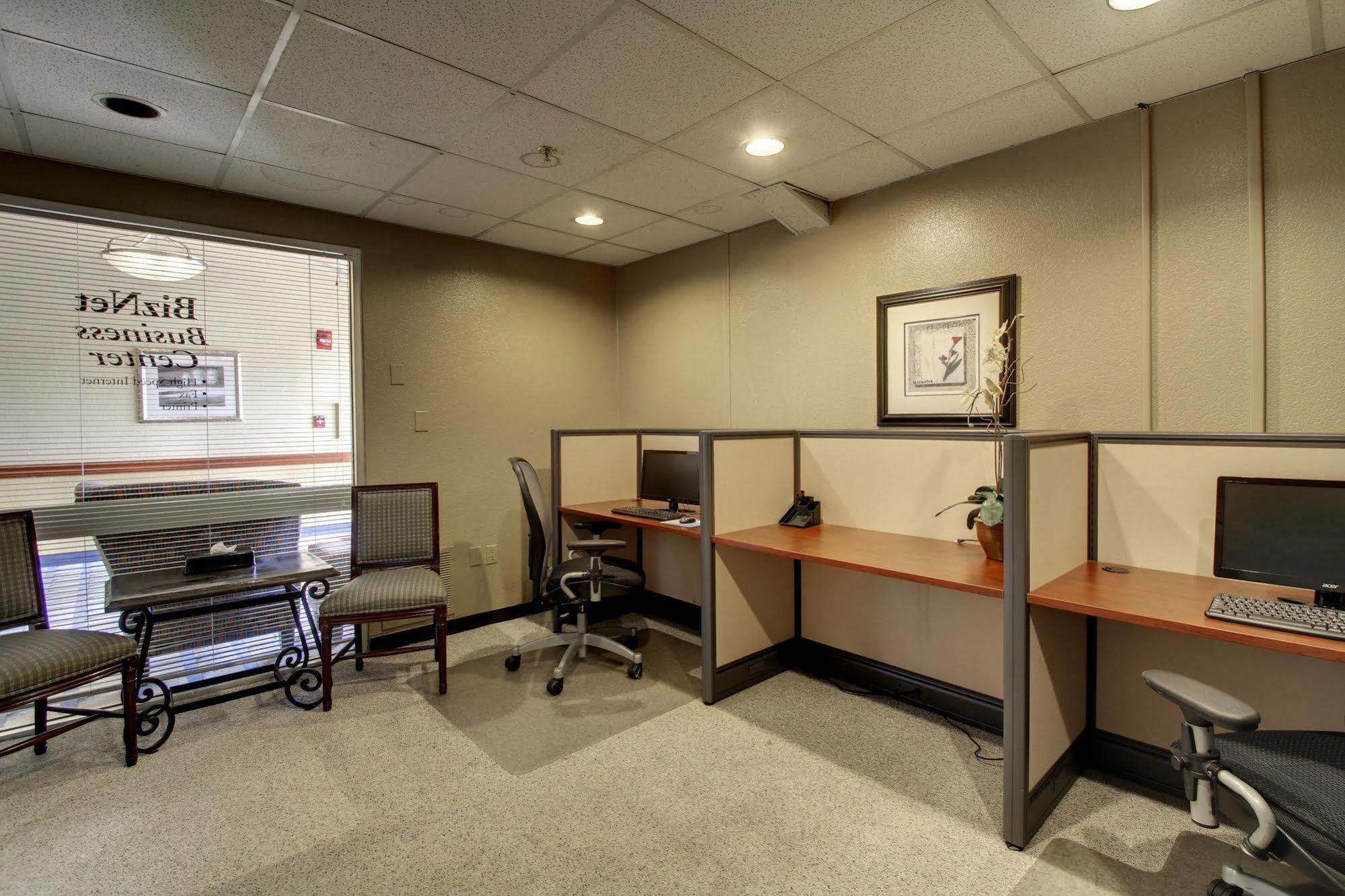 Ramada By Wyndham Wichita Airport Ξενοδοχείο Εξωτερικό φωτογραφία